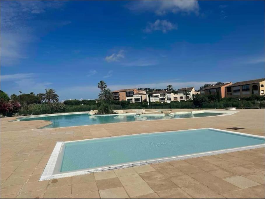 Proche St Tropez Refait A Neuf Bord De Et Piscine * Cogolin