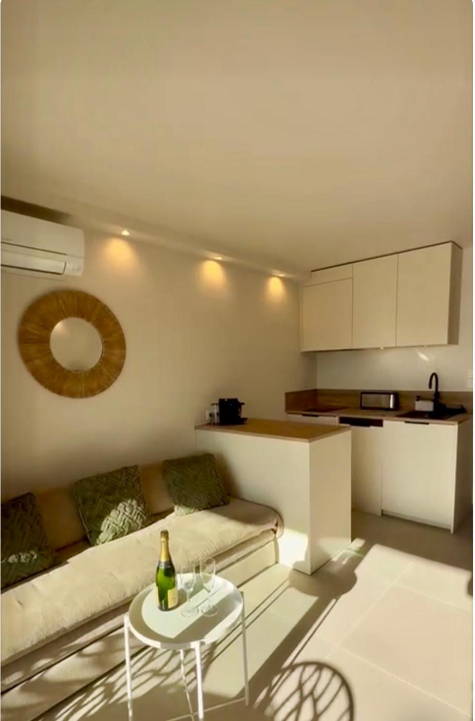 Proche St Tropez Refait A Neuf Bord De Et Piscine Apartment