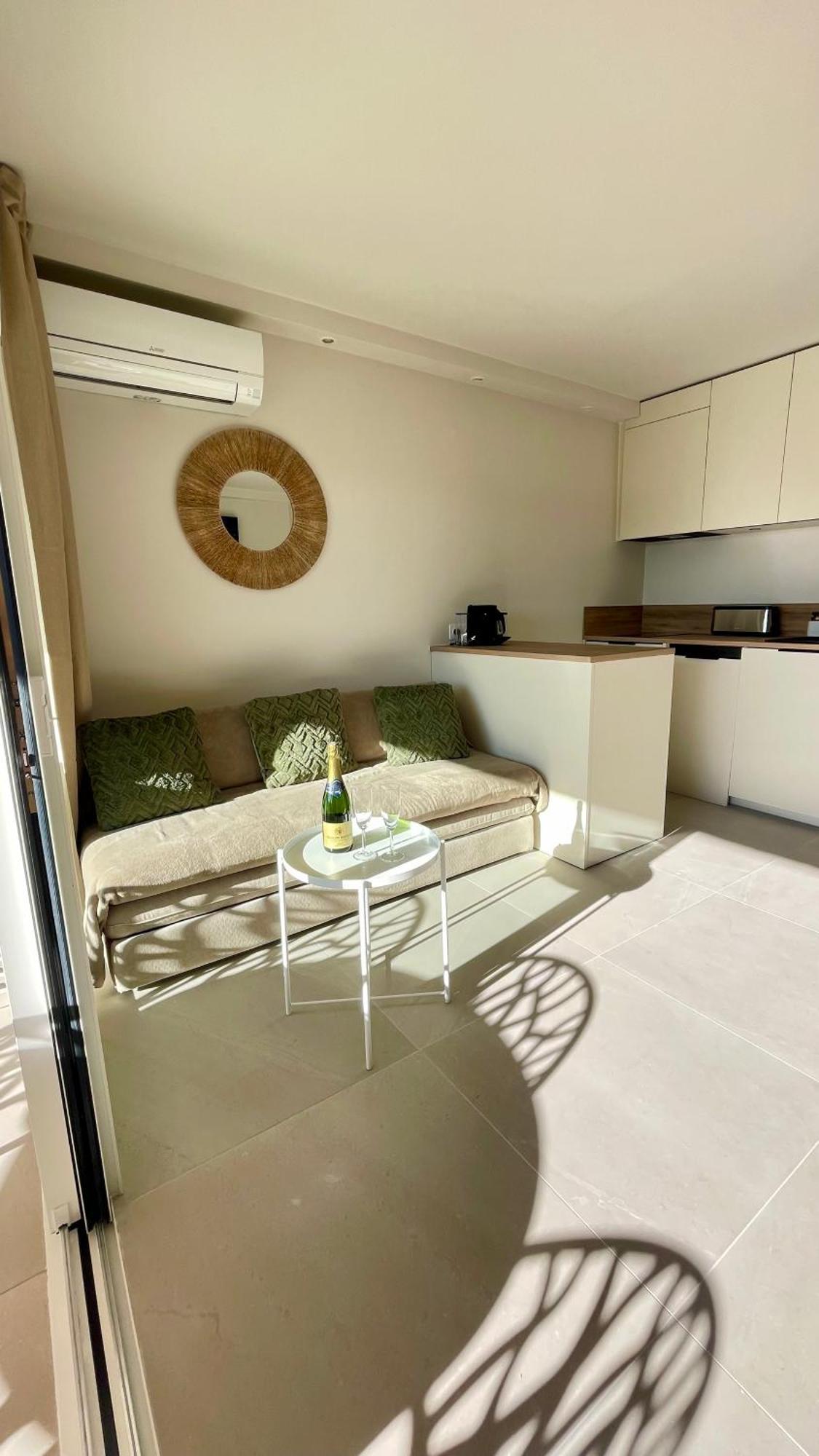 Proche St Tropez Refait A Neuf Bord De Et Piscine Apartment