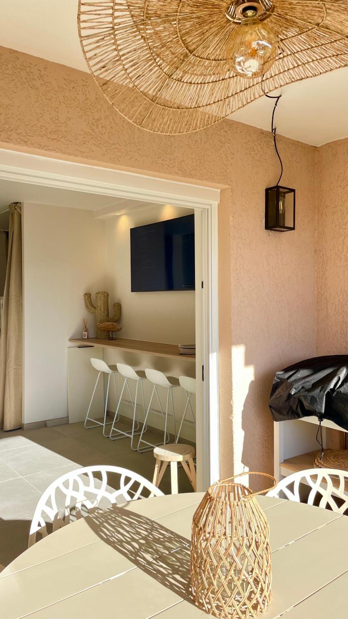 Proche St Tropez Refait A Neuf Bord De Et Piscine Appartement *
