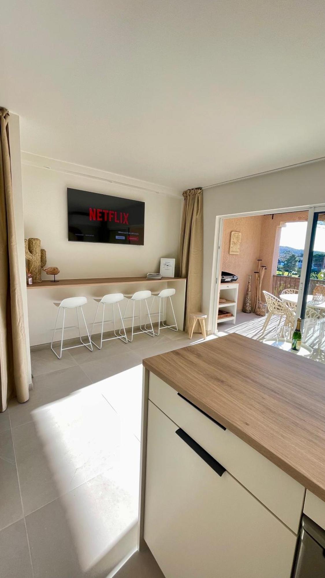 Proche St Tropez Refait A Neuf Bord De Et Piscine Apartment